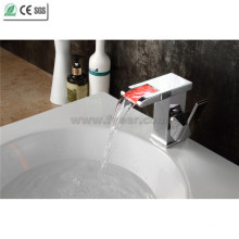Faucet de lavatório de cachoeira de latão com diodo emissor de luz de alta qualidade (QT14510F)